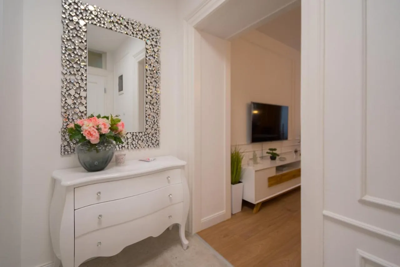 Apartment Trixi Maksimijan Pula 0*,  Croatia